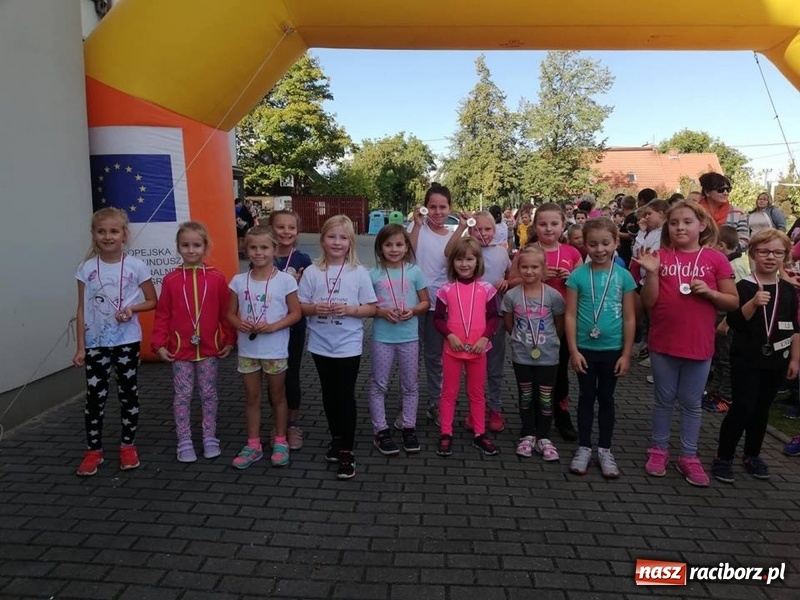 Zdjęcie w galerii na portalu naszraciborz.pl: 800 metrów na 80-lecie szkoły na Ocicach  wiadomości z regionu