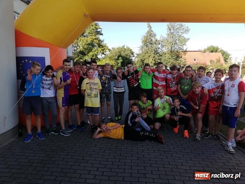 Zdjęcie w galerii na portalu naszraciborz.pl: 800 metrów na 80-lecie szkoły na Ocicach  wiadomości z regionu