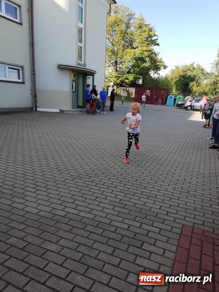 Zdjęcie w galerii na portalu naszraciborz.pl: 800 metrów na 80-lecie szkoły na Ocicach  wiadomości z regionu