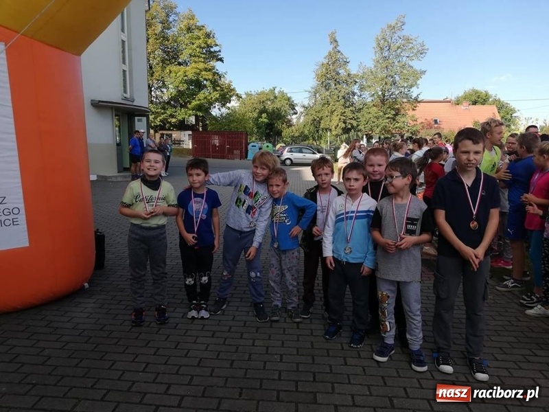 Zdjęcie w galerii na portalu naszraciborz.pl: 800 metrów na 80-lecie szkoły na Ocicach  wiadomości z regionu