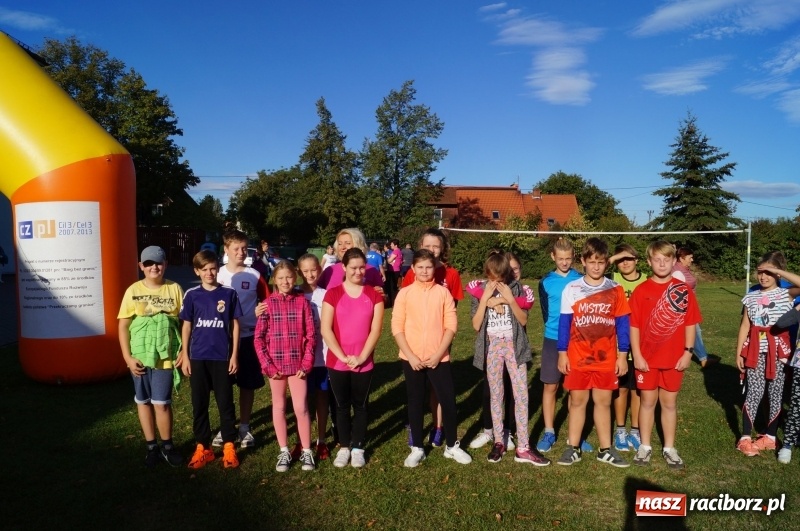 Zdjęcie w galerii na portalu naszraciborz.pl: 800 metrów na 80-lecie szkoły na Ocicach  wiadomości z regionu