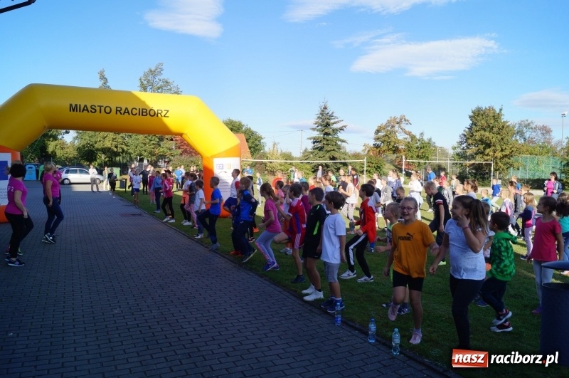 Zdjęcie w galerii na portalu naszraciborz.pl: 800 metrów na 80-lecie szkoły na Ocicach  wiadomości z regionu