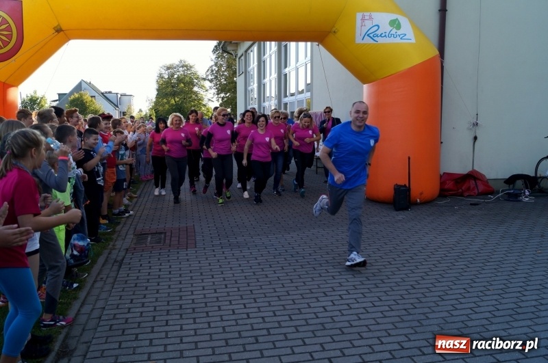 Zdjęcie w galerii na portalu naszraciborz.pl: 800 metrów na 80-lecie szkoły na Ocicach  wiadomości z regionu