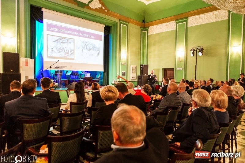 Zdjęcie w galerii na portalu naszraciborz.pl: Uczelnia-biznes-miasto. Globalna gospodarka stawia nowe wyzwania. Nowoczesny kampus na Opawskiej  wiadomości z regionu