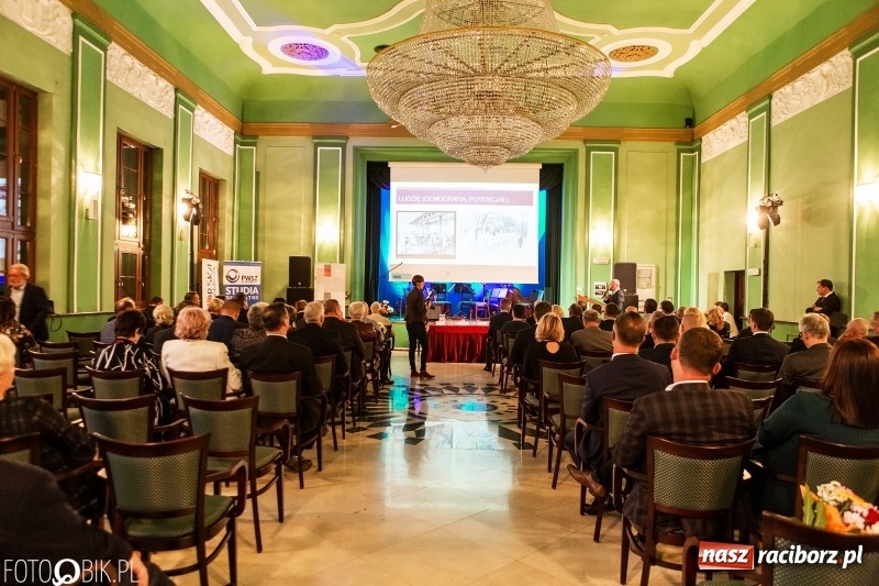 Zdjęcie w galerii na portalu naszraciborz.pl: Uczelnia-biznes-miasto. Globalna gospodarka stawia nowe wyzwania. Nowoczesny kampus na Opawskiej  wiadomości z regionu