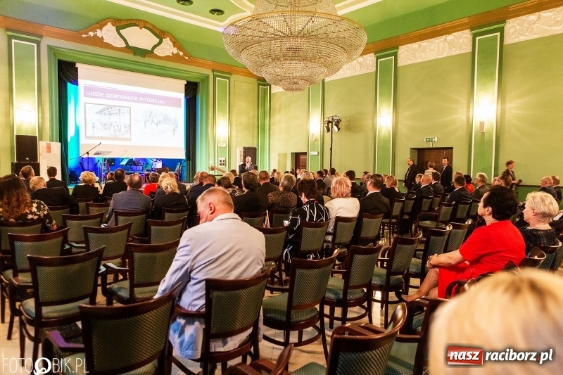 Zdjęcie w galerii na portalu naszraciborz.pl: Uczelnia-biznes-miasto. Globalna gospodarka stawia nowe wyzwania. Nowoczesny kampus na Opawskiej  wiadomości z regionu