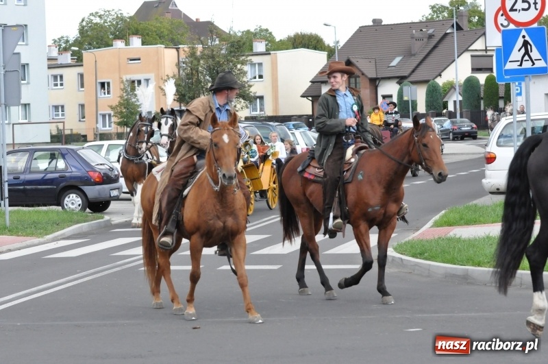Zdjęcie w galerii na portalu naszraciborz.pl: Raciborski Hubertus 2018. Przemarsz przez miasto i pogoń za lisem wiadomości z regionu