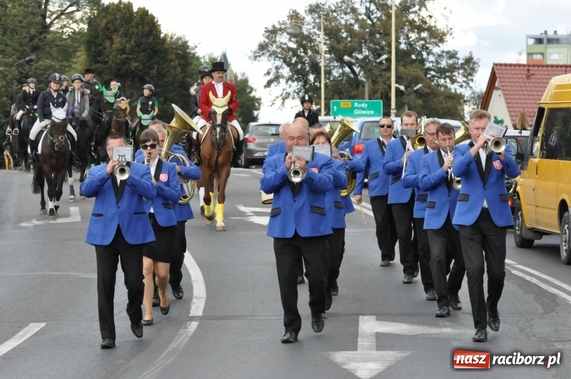 Zdjęcie w galerii na portalu naszraciborz.pl: Raciborski Hubertus 2018. Przemarsz przez miasto i pogoń za lisem wiadomości z regionu