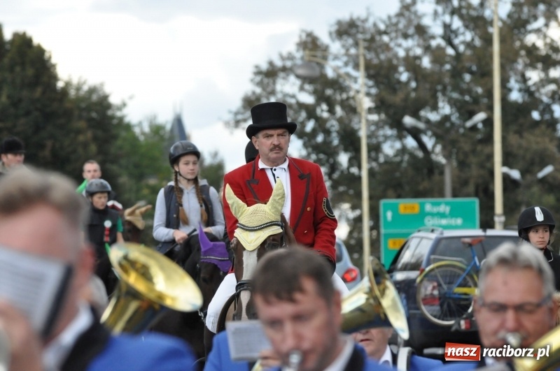 Zdjęcie w galerii na portalu naszraciborz.pl: Raciborski Hubertus 2018. Przemarsz przez miasto i pogoń za lisem wiadomości z regionu