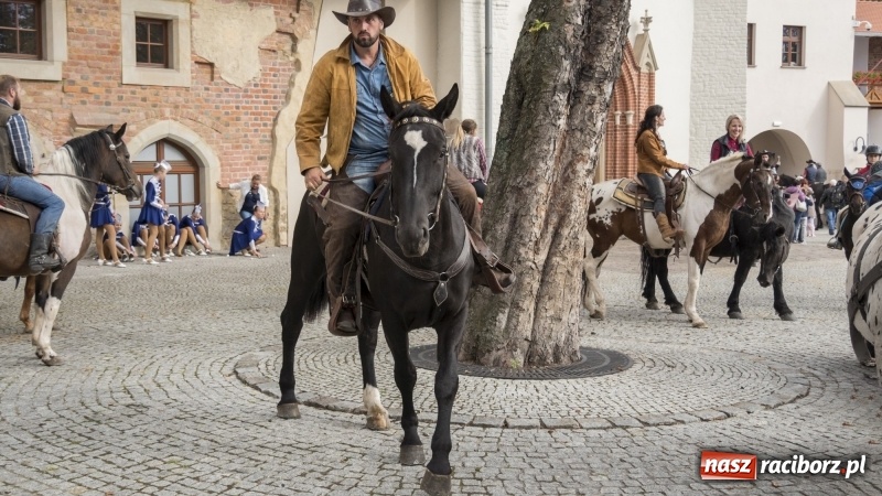 Zdjęcie w galerii na portalu naszraciborz.pl: Raciborski Hubertus 2018. Przemarsz przez miasto i pogoń za lisem wiadomości z regionu