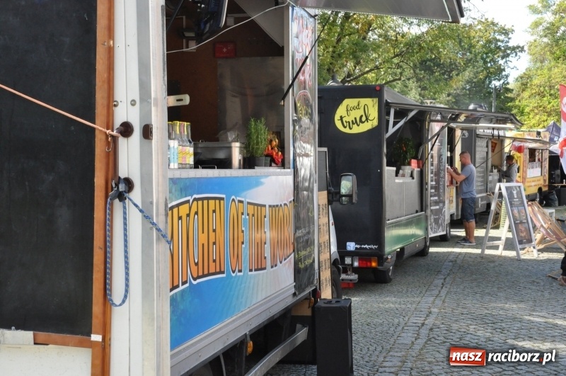 Zdjęcie w galerii na portalu naszraciborz.pl: Food trucki zagościły znów na zamku wiadomości z regionu