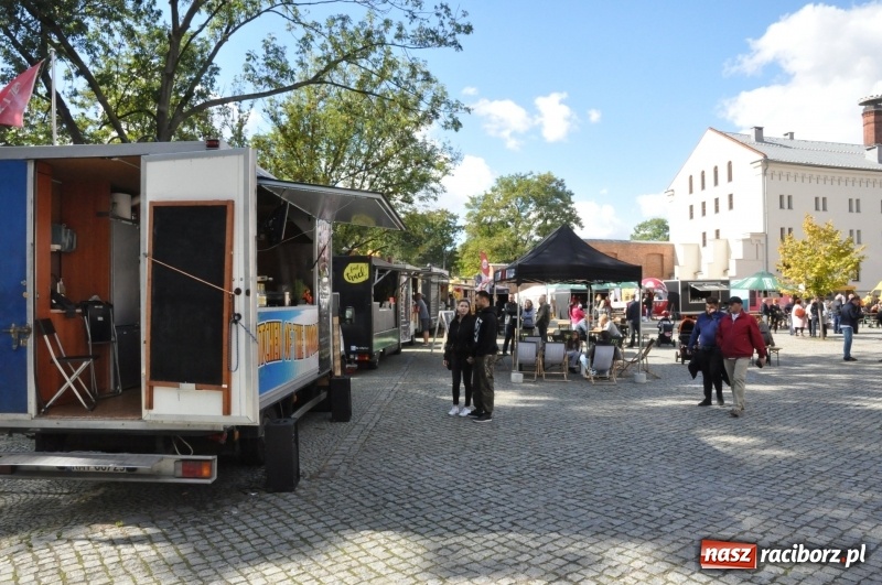 Zdjęcie w galerii na portalu naszraciborz.pl: Food trucki zagościły znów na zamku wiadomości z regionu