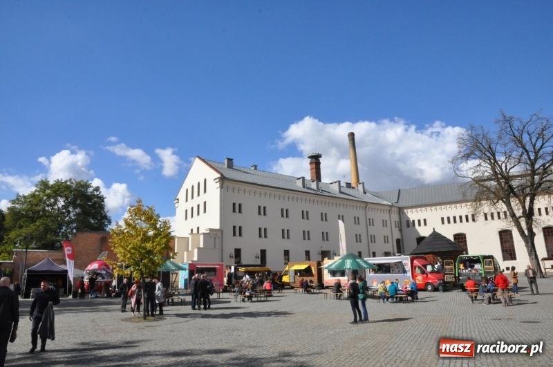 Zdjęcie w galerii na portalu naszraciborz.pl: Food trucki zagościły znów na zamku wiadomości z regionu