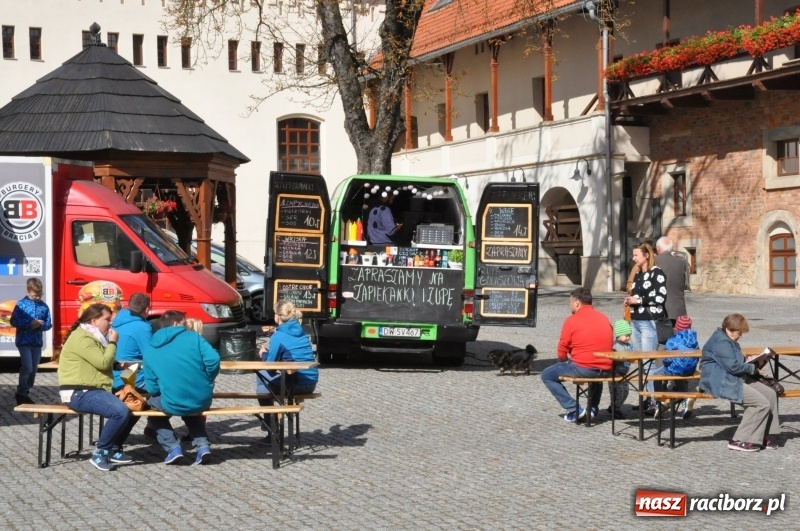 Zdjęcie w galerii na portalu naszraciborz.pl: Food trucki zagościły znów na zamku wiadomości z regionu