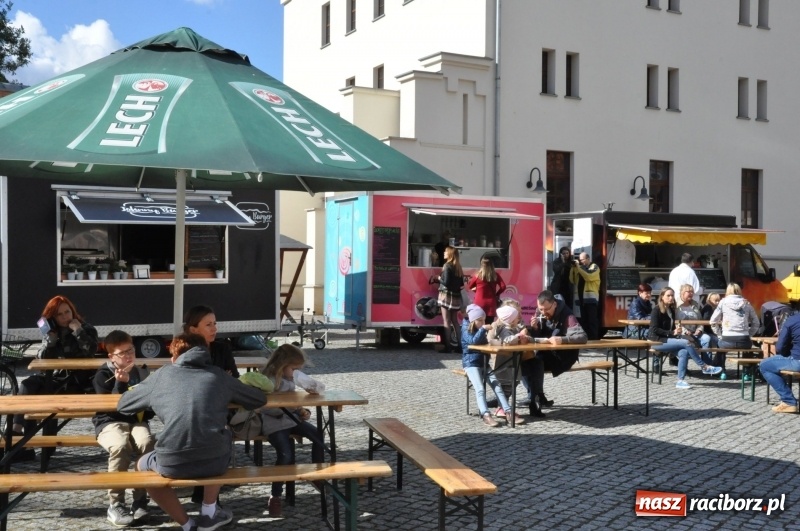 Zdjęcie w galerii na portalu naszraciborz.pl: Food trucki zagościły znów na zamku wiadomości z regionu