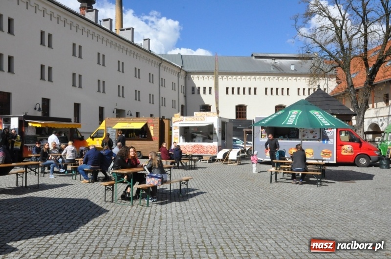 Zdjęcie w galerii na portalu naszraciborz.pl: Food trucki zagościły znów na zamku wiadomości z regionu
