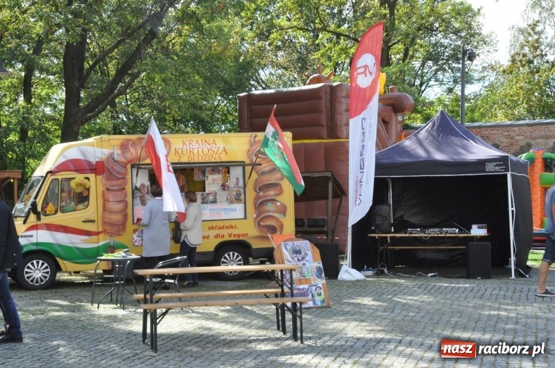 Zdjęcie w galerii na portalu naszraciborz.pl: Food trucki zagościły znów na zamku wiadomości z regionu