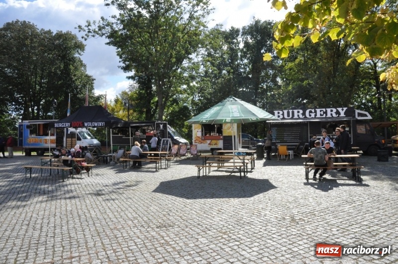 Zdjęcie w galerii na portalu naszraciborz.pl: Food trucki zagościły znów na zamku wiadomości z regionu