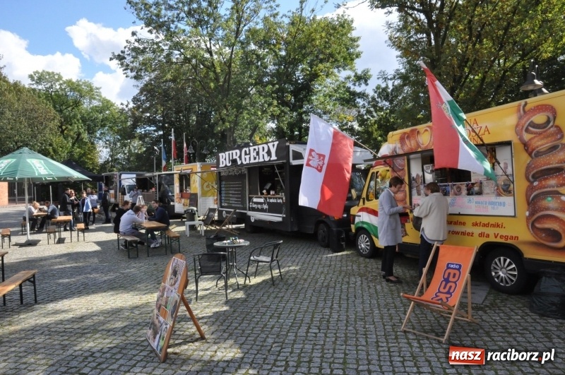 Zdjęcie w galerii na portalu naszraciborz.pl: Food trucki zagościły znów na zamku wiadomości z regionu