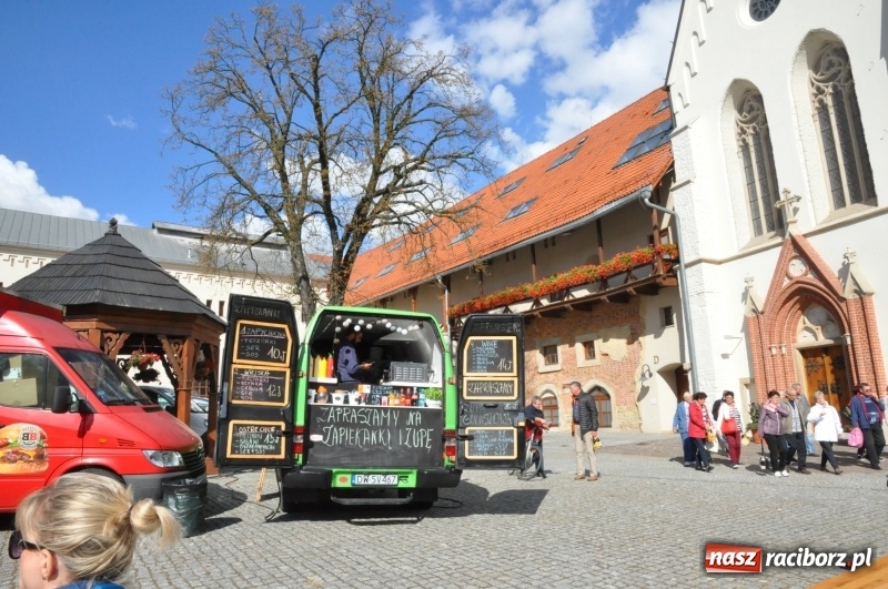 Zdjęcie w galerii na portalu naszraciborz.pl: Food trucki zagościły znów na zamku wiadomości z regionu