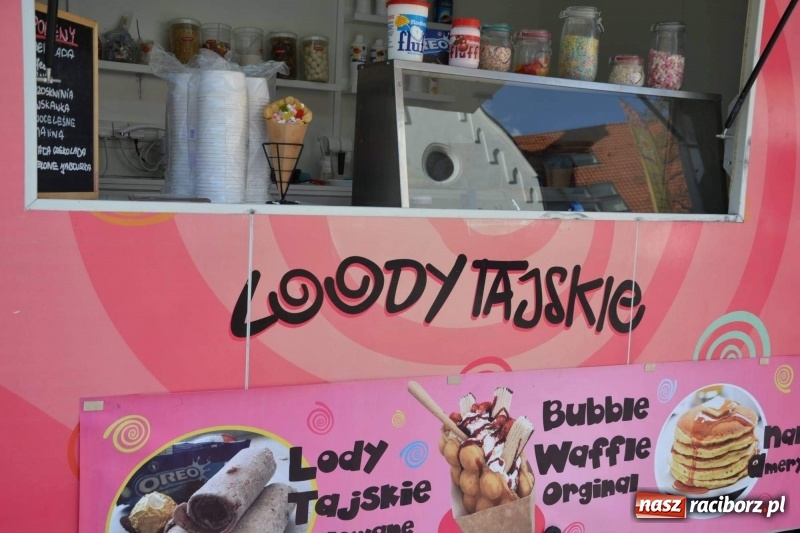 Zdjęcie w galerii na portalu naszraciborz.pl: Food trucki zagościły znów na zamku wiadomości z regionu