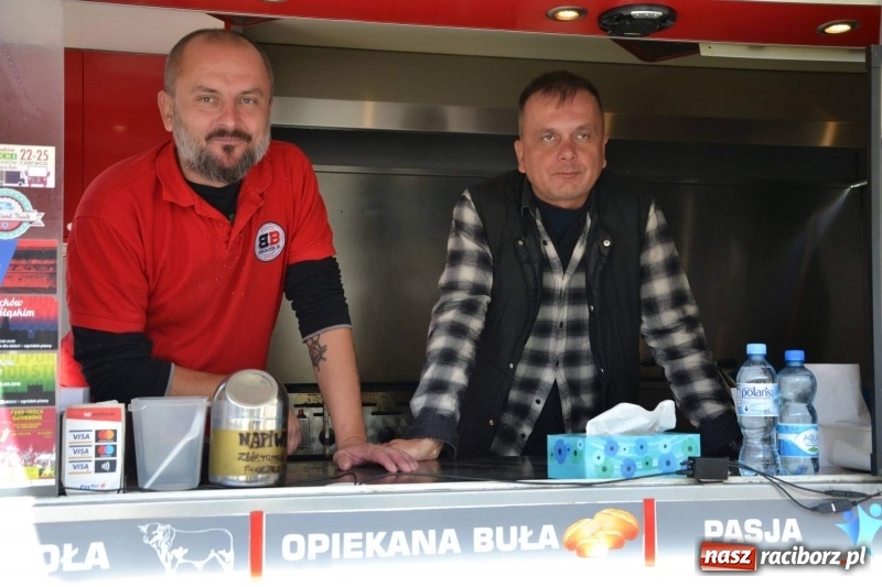 Zdjęcie w galerii na portalu naszraciborz.pl: Food trucki zagościły znów na zamku wiadomości z regionu