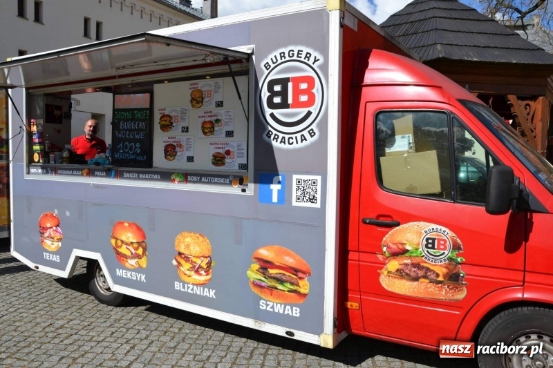 Zdjęcie w galerii na portalu naszraciborz.pl: Food trucki zagościły znów na zamku wiadomości z regionu