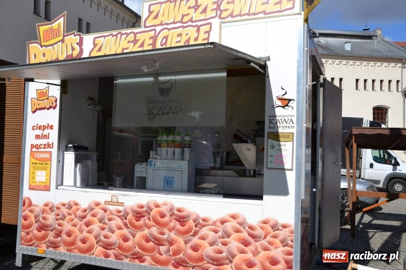 Zdjęcie w galerii na portalu naszraciborz.pl: Food trucki zagościły znów na zamku wiadomości z regionu