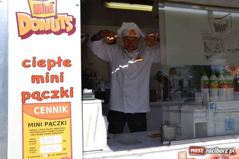 Zdjęcie w galerii na portalu naszraciborz.pl: Food trucki zagościły znów na zamku wiadomości z regionu