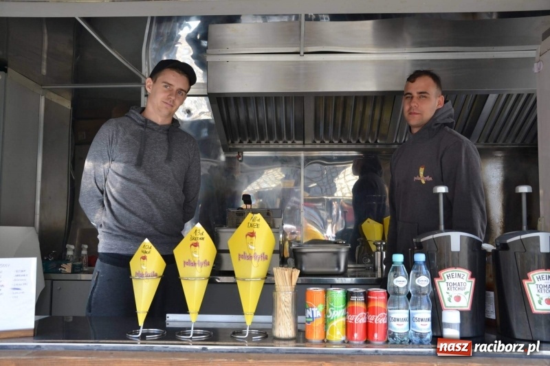 Zdjęcie w galerii na portalu naszraciborz.pl: Food trucki zagościły znów na zamku wiadomości z regionu