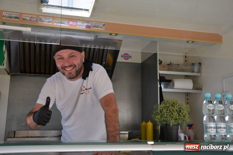 Zdjęcie w galerii na portalu naszraciborz.pl: Food trucki zagościły znów na zamku wiadomości z regionu