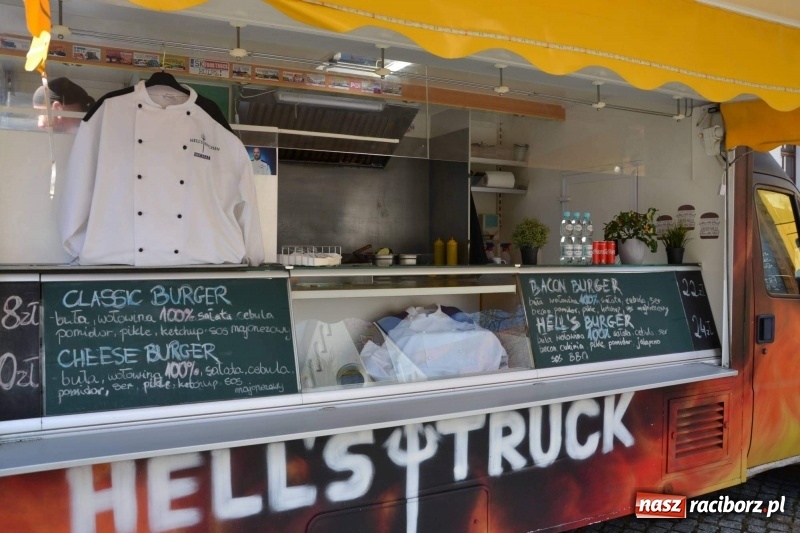 Zdjęcie w galerii na portalu naszraciborz.pl: Food trucki zagościły znów na zamku wiadomości z regionu