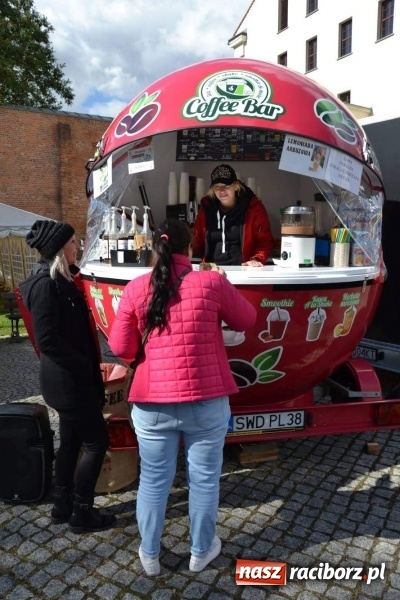Zdjęcie w galerii na portalu naszraciborz.pl: Food trucki zagościły znów na zamku wiadomości z regionu