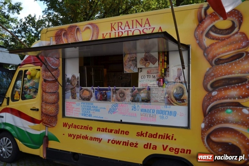 Zdjęcie w galerii na portalu naszraciborz.pl: Food trucki zagościły znów na zamku wiadomości z regionu