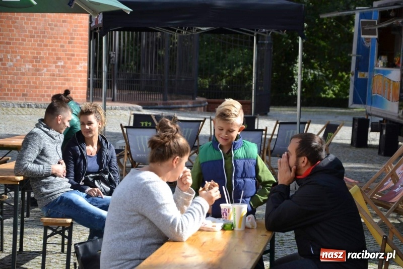 Zdjęcie w galerii na portalu naszraciborz.pl: Food trucki zagościły znów na zamku wiadomości z regionu