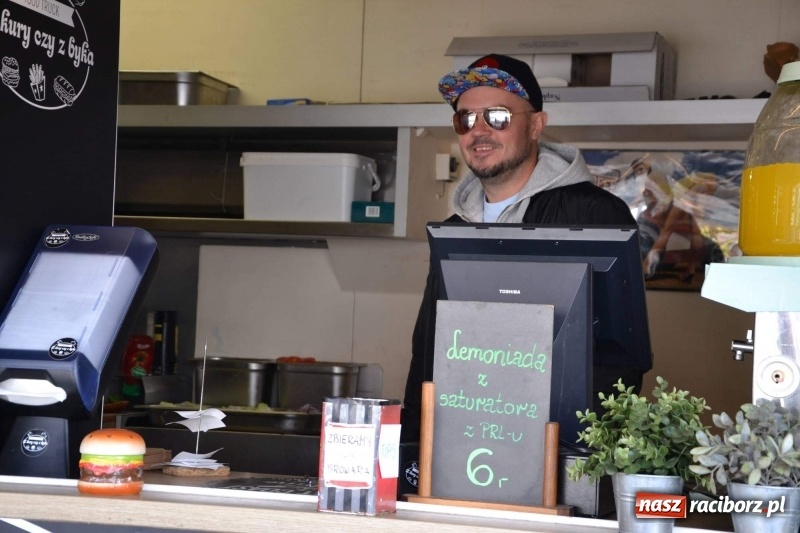 Zdjęcie w galerii na portalu naszraciborz.pl: Food trucki zagościły znów na zamku wiadomości z regionu