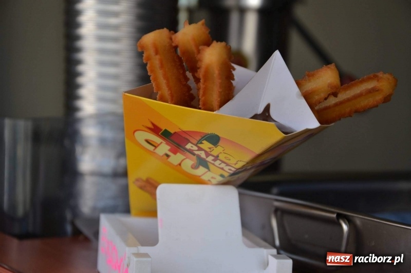 Zdjęcie w galerii na portalu naszraciborz.pl: Food trucki zagościły znów na zamku wiadomości z regionu