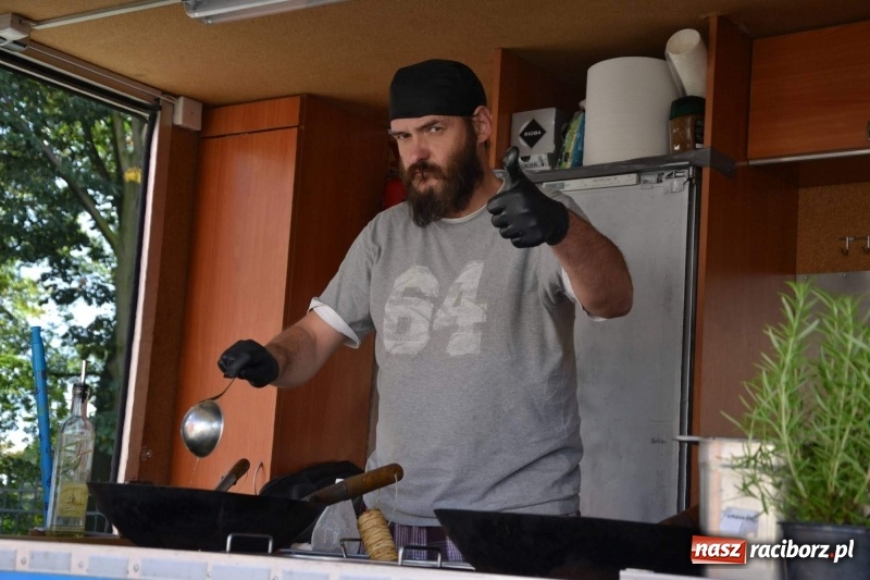 Zdjęcie w galerii na portalu naszraciborz.pl: Food trucki zagościły znów na zamku wiadomości z regionu