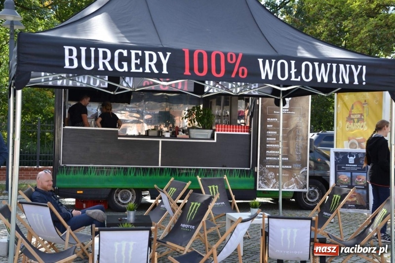 Zdjęcie w galerii na portalu naszraciborz.pl: Food trucki zagościły znów na zamku wiadomości z regionu