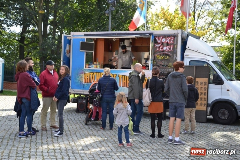 Zdjęcie w galerii na portalu naszraciborz.pl: Food trucki zagościły znów na zamku wiadomości z regionu
