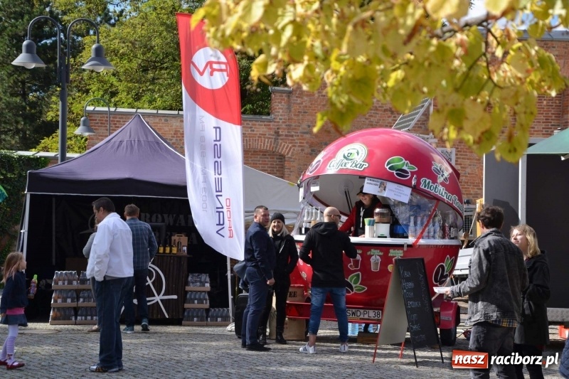 Zdjęcie w galerii na portalu naszraciborz.pl: Food trucki zagościły znów na zamku wiadomości z regionu