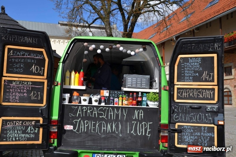 Zdjęcie w galerii na portalu naszraciborz.pl: Food trucki zagościły znów na zamku wiadomości z regionu