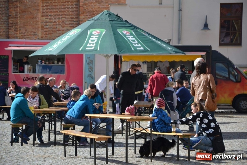 Zdjęcie w galerii na portalu naszraciborz.pl: Food trucki zagościły znów na zamku wiadomości z regionu