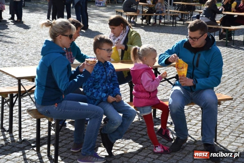 Zdjęcie w galerii na portalu naszraciborz.pl: Food trucki zagościły znów na zamku wiadomości z regionu