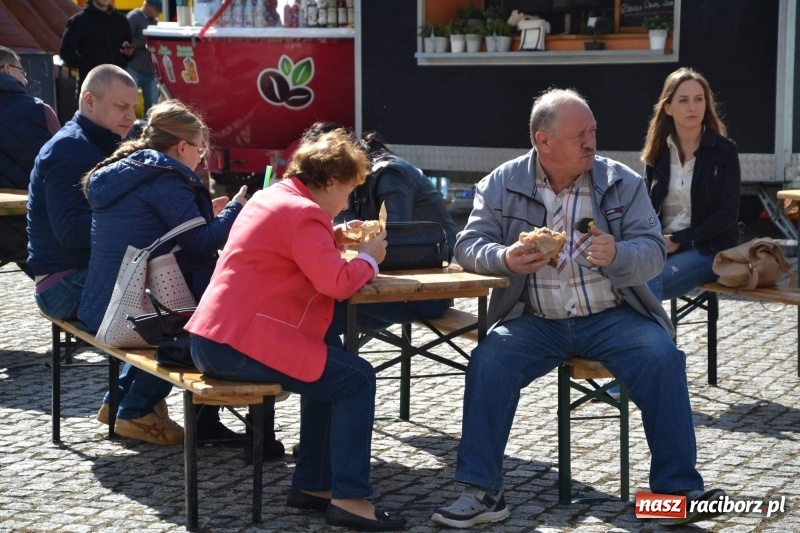 Zdjęcie w galerii na portalu naszraciborz.pl: Food trucki zagościły znów na zamku wiadomości z regionu