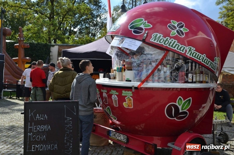 Zdjęcie w galerii na portalu naszraciborz.pl: Food trucki zagościły znów na zamku wiadomości z regionu