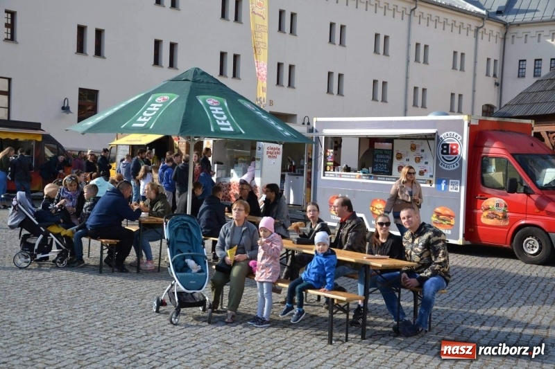 Zdjęcie w galerii na portalu naszraciborz.pl: Food trucki zagościły znów na zamku wiadomości z regionu