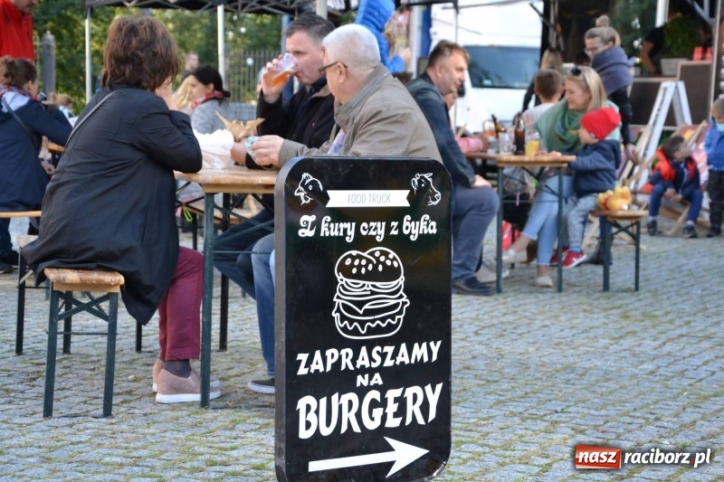 Zdjęcie w galerii na portalu naszraciborz.pl: Food trucki zagościły znów na zamku wiadomości z regionu
