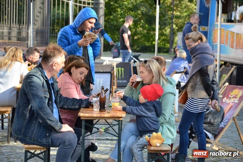 Zdjęcie w galerii na portalu naszraciborz.pl: Food trucki zagościły znów na zamku wiadomości z regionu
