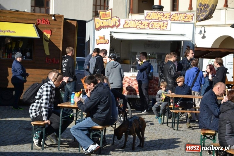 Zdjęcie w galerii na portalu naszraciborz.pl: Food trucki zagościły znów na zamku wiadomości z regionu